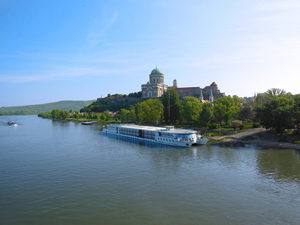 Donau in Esztergom mit Dom und MS Primadonna