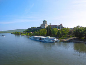 MS Primadonna auf der Donau vor dem Dom in Esztergom