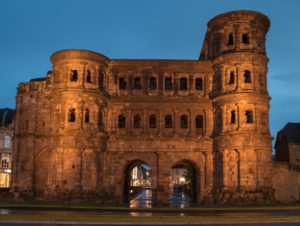 Porta Nigra in Trier am Abend