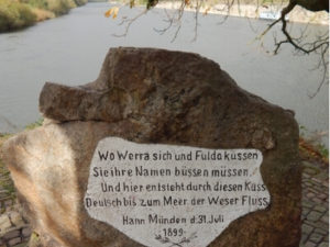 Weser mit Weserstein am Zusammenfluss von Werra und Fulda