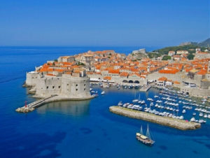 Dubrovnik in Süddalmatien mit Altstadt und Hafen