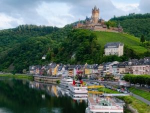 Cochem an der Mosel mit Schiffen und Reichsburg